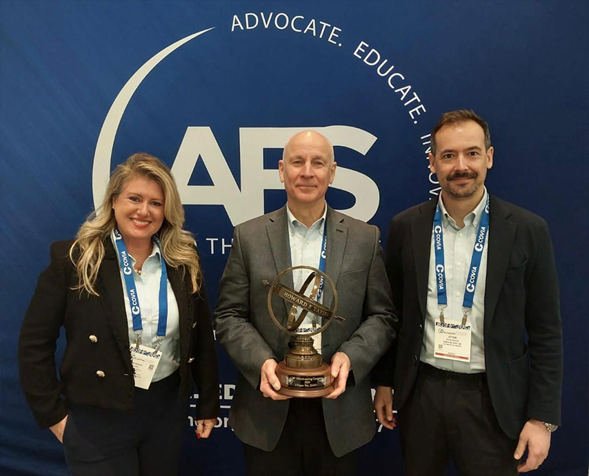 Dr. Steve Dawson with the Howard F. Taylor Award, accompanied by Marjurie Vítor, General Manager – Latin America, and Dr Vítor Anjos, Operations Director